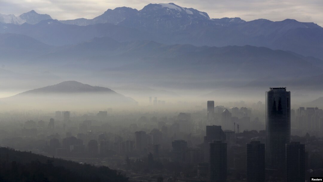 Smog shrouds Chile's capital Santiago, June 22, 2015. 