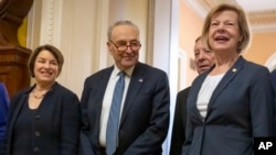 La senadora Elizabeth Warren, la senadora Amy Klobuchar, el líder de la mayoría del Senado, Chuck Schumer, el senador Dick Durbin, y la senadora Tammy Baldwin, se reúnen tras la elección de los líderes demócratas del Senado en el Capitolio, Washington, el 3 de diciembre de 2024. 