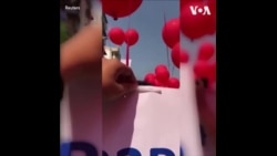 缅甸抗议者放气球表达抗议