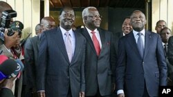 Kenya's Prime Minister Raila Odinga (l) Sierra Leone's President Ernest Bai Koroma, center, and Ivory Coast President Laurent Gbagbo (r) pose for photographers at the presidential palace in Abidjan, Jan 3, 2011