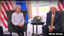 美国总统特朗普在苏格兰会晤欧盟委员会主席冯德莱恩。(2025年7月27日)
