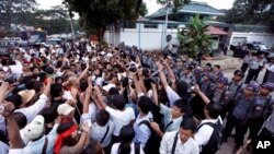 Para pendeta Budha dan warga berunjuk rasa di depan Kedutaan China di Rangoon, Myanmar, memprotes kekerasan terhadap para biksu di wilayah pertambangan Letpadaung, 1 December 2012 (Foto: dok/AP). 