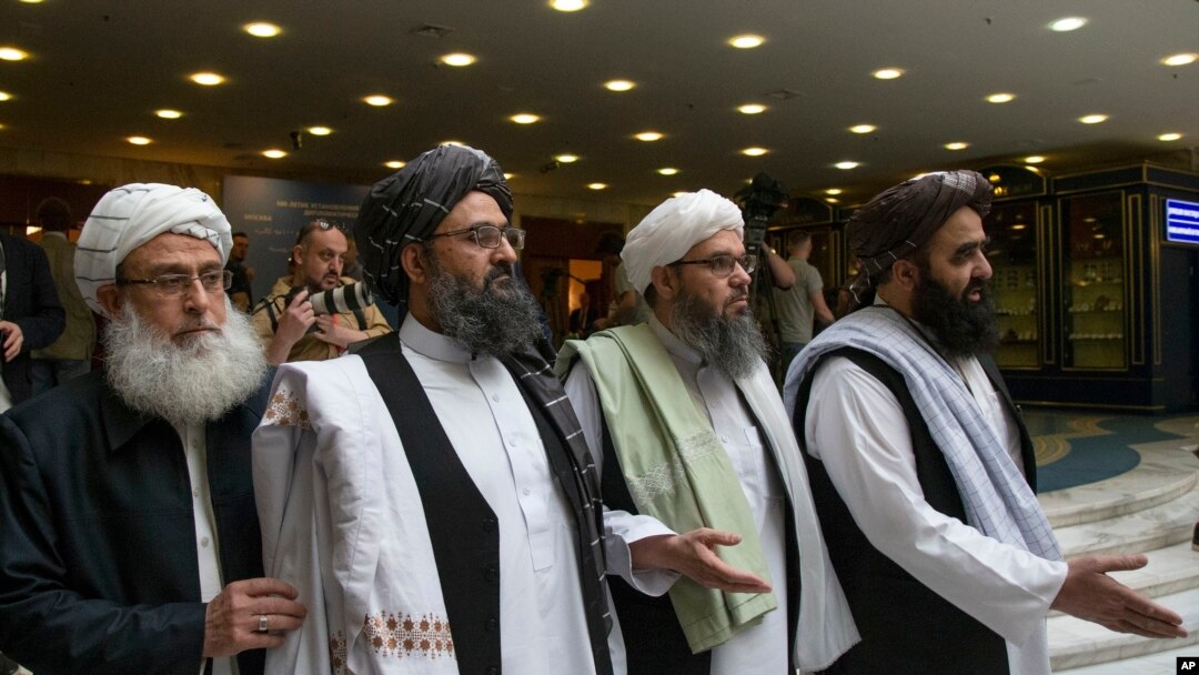 Mullah Abdul Ghani Baradar, pemimpin politik utama kelompok Taliban, (kedua dari kiri), bersama anggota delegasi Taliban lainnya dalam pembicaraan di Moskow, Rusia, 28 Mei 2019. (Foto: dok).