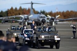 스가 요시히데 일본 총리가 지난달 28일 시야마에 있는 이루마 공군기지에서 항공자위대를 사열했다.