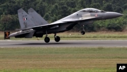 Un avión militar venezolano Sukhoi 30, similar al de la foto, se estrelló el jueves cerca de la frontera entre Venezuela y Colombia.