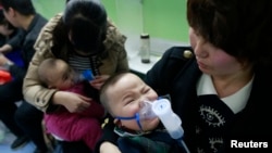 Anak-anak dengan penyakit pernapasan dirawat di sebuah rumah sakit di Beijing. (Foto: Dok)