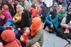 Young mothers and their children are among those who have joined the protests against the citizenship law in India, in the Muslim-dominated Shaheen Bagh neighborhood of New Delhi. (Anjana Pasricha/VOA)