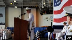 企业号舰长昂诺斯上校对全舰官兵和来宾发表讲话(资料)