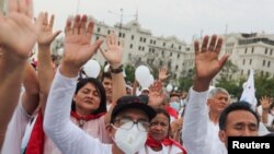 Manifestantes protestan en las calles de Lima contra la destitución del expresidente Pedro Castillo, el 3 de enero de 2023.