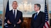 Menteri Luar Negeri Antony Blinken, kanan, bersama Sekretaris Jenderal NATO Jens Stoltenberg saat berbicara di Departemen Luar Negeri di Washington, Selasa, 13 Juni 2023. (AP Photo/Carolyn Kaster)