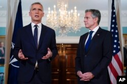 Menteri Luar Negeri Antony Blinken, kanan, memandang Sekretaris Jenderal NATO Jens Stoltenberg saat berbicara di Departemen Luar Negeri di Washington, Selasa, 13 Juni 2023. (Foto: AP)