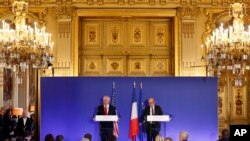 Rex Tillerson, secrétaire d'Etat américain et Jean-Yves Le Drian, ministre français des Affaires étrangères, le 08 décembre 2017