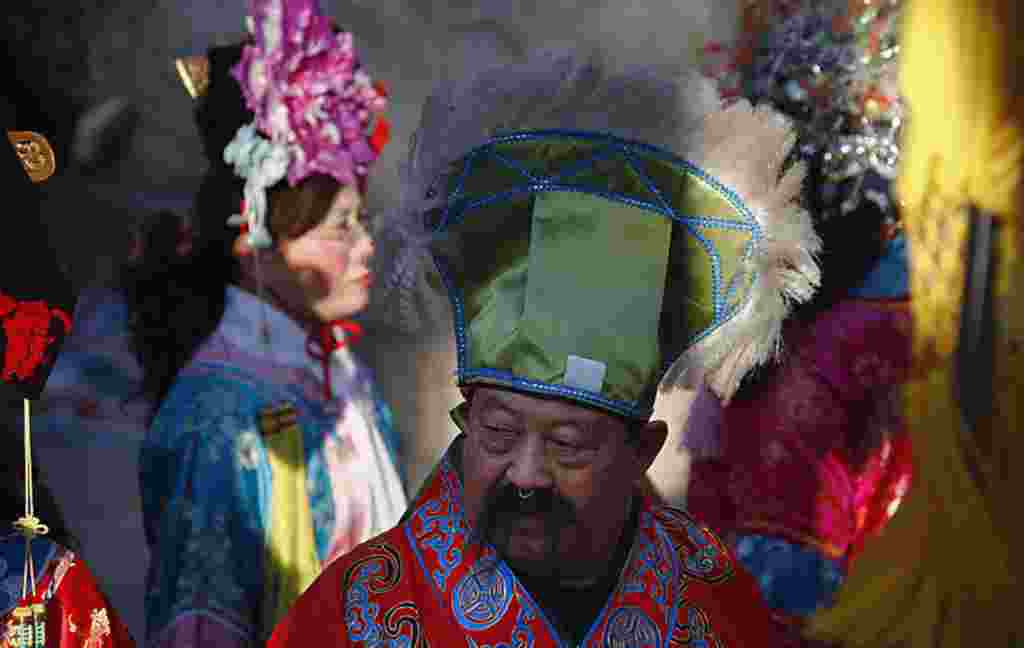 Penari-penari tradisional tampil dalam perayaan Imel di kuil Dongyue yang berusia 700 tahun di Beijing, 23 Januari (Reuters).
