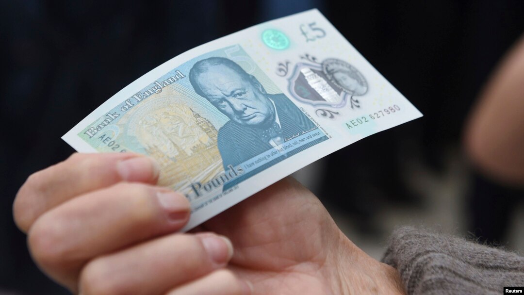 The new polymer 5 pound Sterling note featuring Sir Winston Churchill, is unveiled at Blenheim Palace in Oxfordshire, Britain, June 2, 2016. 