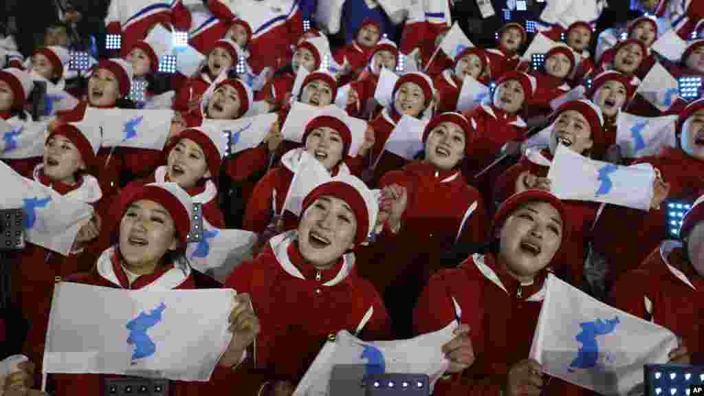 Tawagar mambobin Korea ta Arewa rike da tutar kasashen biyu a hade kafin bude wasan Olympics a Korea ta Kudu a birnin Pyeongchang, Fabrairu. 9, 2018.