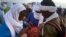 Vente ambulante de bagues lors du festival annuel des nomades appelé Cure Salée à Ingall, au Niger, le 16 septembre 2021. 