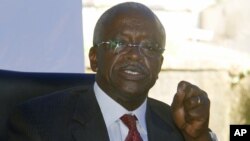 Uganda opposition presidential candidate Patrick Amama Mbabazi talks to reporters at his offices in capital, Kampala, Dec. 21, 2015.