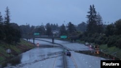 Poplavljeni djelovi autoputa u Oklendu, u Kaliforniji (Foto: REUTERS/Nathan Frandino)