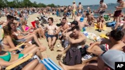 Gužva na plaži L strit u Bostonu, 5. juna 2021. 