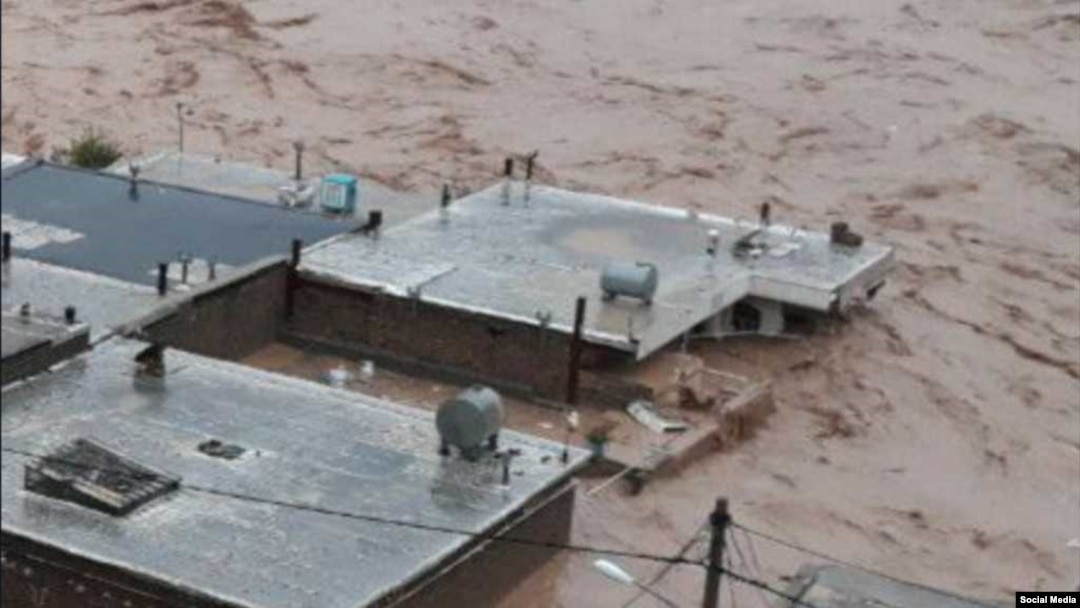 Dalam gambar yang dibagikan melalui sosial media dan diverifikasi oleh VOA Persia, banjir bandang merendam gedung-gedung di provinsi Lorestan yang terletak di Iran bagian barat, 1 April 2019.
