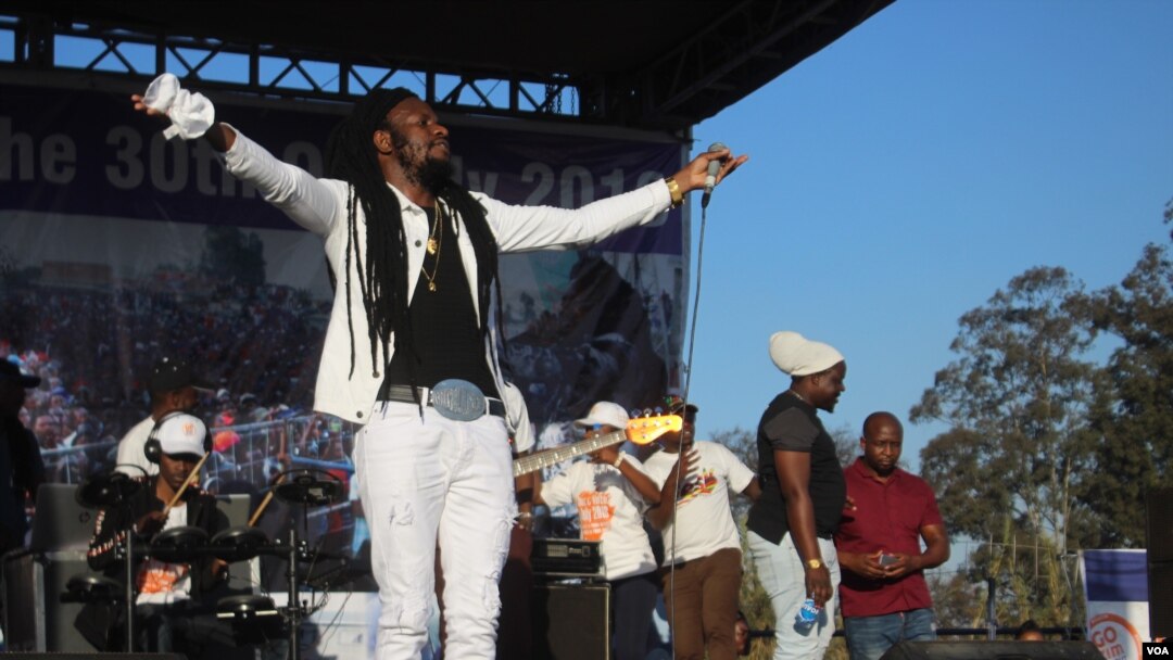 Zimbabwe's youths magnet Winky D singing at the “Go Out and Vote” campaign in Mbare – one of the poverty-stricken townships in Harare, July 27, 2018. (S. Mhofu/VOA) 