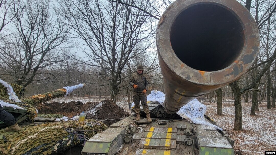 Seorang prajurit Ukraina berdiri di atas tank dekat kota garis depan Bakhmut, di tengah serangan Rusia terhadap Ukraina, di wilayah Donetsk, Ukraina 13 Januari 2023. (REUTERS/Vladyslav Smilianets)