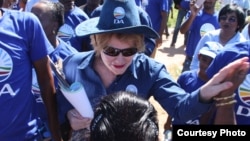 Helen Zille lors d'une campagne électorale dans la province du cap occidental, en 2014. (Photo courtesy DA) 