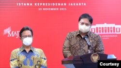 Menko Perekonomian Airlangga Hartarto (kanan) dan Menkes Budi Gunadi Sadikin dalam telekonferensi pers usai Ratas dengan Presiden Joko Widodo, di Istana Kepresidenan, Jakarta, Senin (15/11). (Biro Setpres)