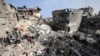 فلسطینی‌ها آوار ساختمان‌هایی را که در پی بمباران شبانه اسرائیل در رفح ویران شد، بررسی می‌کنند. ۸ فروردین ۱۴۰۳