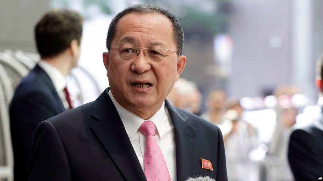Menteri Luar Negeri Korea Utara, Ri Yong Ho berbicara kepada media di U.N. Plaza Hotel di New York, Senin (25/9). 