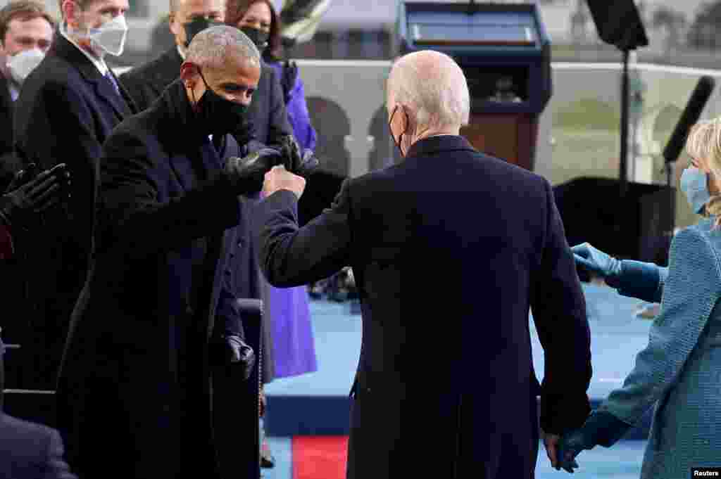 El presidente Joe Biden choca los pu&#241;os con el expresidente Barack Obama durante la ceremonia de posesi&#243;n de Biden. 20 de enero de 2021.