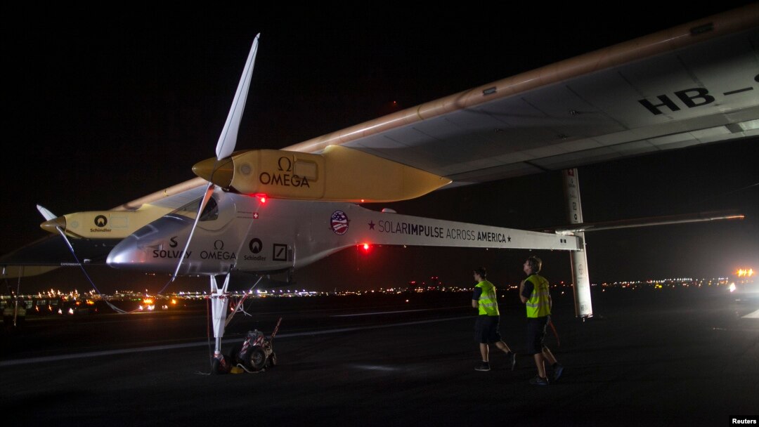 Solar Impulse sesaat setelah mendarat di Bandara Internasional John F. Kennedy di New York, Sabtu malam (6/7).
