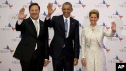 El presidente Obama junto al mandatario panameño, Juan Carlos Varela y la primera dama, Lorena Castillo, en la ceremonia de inauguración de la cumbre.