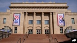 El Kingsbury Hall de la Universidad de Utah está preparado para el debate entre el vicepresidente, Mike Pence, y la candidata a la vicepresidencia del partido demócrata, la senadora Kamala Harrisd el miércoles 7 de octubre de 2020.