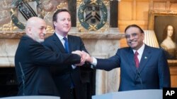 PM Inggris David Cameron (tengah) menjadi tuan rumah pembicaraan Presiden Afghanistan Hamid Karzai (kiri) dan Presiden Pakistan Asif Ali Zardari di London, Senin (4/2).