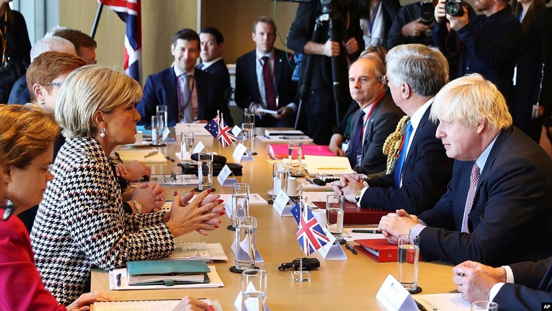 Bộ trưởng Ngoại giao Anh Boris Johnson tại cuộc hội đàm với người đồng cấp Úc, bà Julie Bishop, 27/7/17.