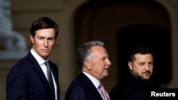 Архивное фото:  Президент Украины Владимир Зеленский (справа), специальный посланник США Стив Виткофф (в середине) и Джаред Кушнер, зять президента США Дональда Трампа (слева), после совместной пресс-конференции в Киеве, 6 сентября 2026 года. (Rеuters/Валентин Огиренко)