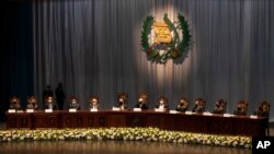 La Corte Constitucional de Guatemala acompañada por el presidente Alejandro Giammattei, sexto desde la izquierda, asisten a la ceremonia de juramento en la Ciudad de Guatemala, el miércoles 14 de abril de 2021.