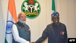 Waziri mkuu wa India Narendra Modi (kushoto) akikaribishwa katika ikulu ya Abuja na rais wa Nigeria Bola Tinubu (kulia) Novemba 17, 2024.