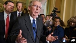 El líder de la minoría del Senado, Mitch McConnell, responde a preguntas de los reporteros luego de una sesión estratégica en el Capitolio.