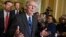El líder de la minoría del Senado, Mitch McConnell, responde a preguntas de los reporteros luego de una sesión estratégica en el Capitolio.