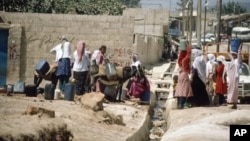 Des réfugiés puisent de l'eau dans un camp en Jordanie