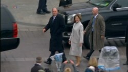 Former President Bush, Wife Laura Arrive at White House