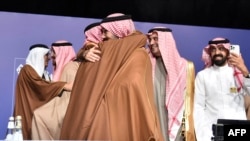 O Ministro dos Desportos e da Juventude da Arábia Saudita, Abdulaziz bin Turki al-Faisal al-Saud, celebra a confirmação da Arábia Saudita como anfitriã do Campeonato do Mundo de Futebol de 2034 durante uma cerimónia na capital, Riade, a 11 de dezembro de 2024.