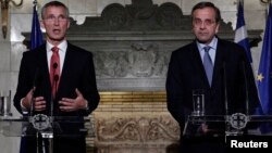 Sekjen NATO Jens Stoltenberg (kiri) dan PM Yunani Antonis Samaras memberikan keterangan pers di Athena, Kamis (30/10).