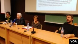 Glumac Branislav Trifunović, socijološkinja Vesna Pešić, profesor Dragoljub Mićunović i (moderatorka) profesorka Dubravka Stojanović na tribini "Demokratija protiv populizma", u serijalu tribina "Nije filozofski ćutati", na Filozofskom fakultetu u Beogradu, 28. februara 2019.