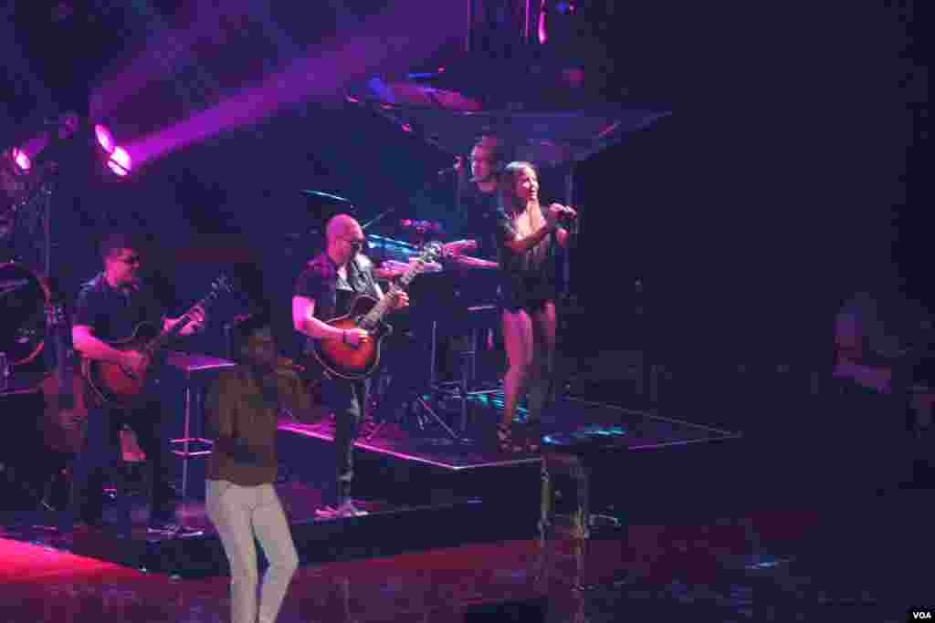 Romeo Santos hizo su ingreso al escenario como todo un rey.
