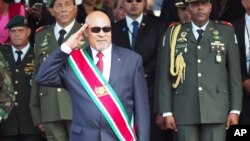 En esta foto de archivo del 12 de agosto de 2015, el presidente de Surinam, Desire Delano Bouterse, saluda durante un desfile militar, después de haber jurado su segundo mandato, en Paramaribo.