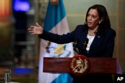 La vicepresidenta Kamala Harris habla durante una conferencia de prensa en el Palacio Nacional de la Ciudad de Guatemala, el 7 de junio de 2021.