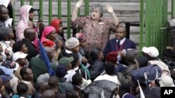 Mukuru mukuru webazi rezvekupinda kwevanhu muSouth Africa achitsanangurira zvizvarwa zveZimbabweans nezvekugadzirisa magwaro azvo